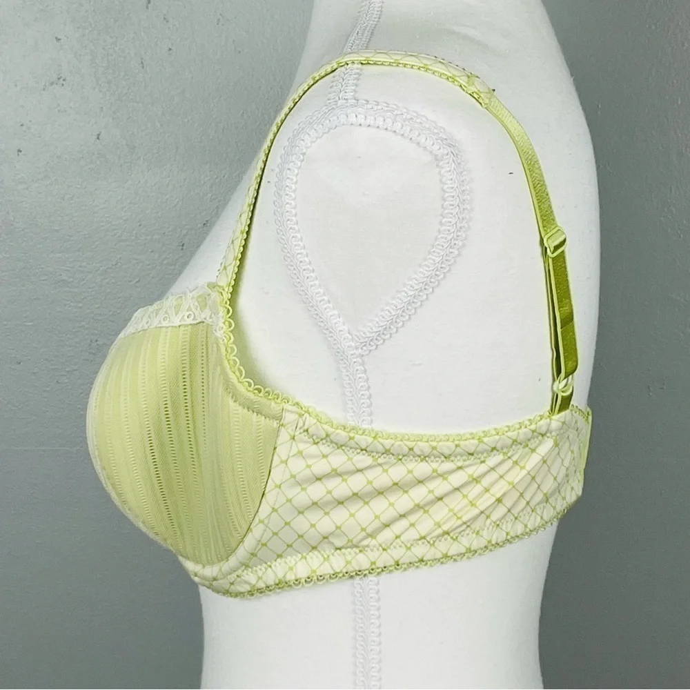 B.tempt’d by Wacoal light green underwire adjustable strap bra, size 36D.